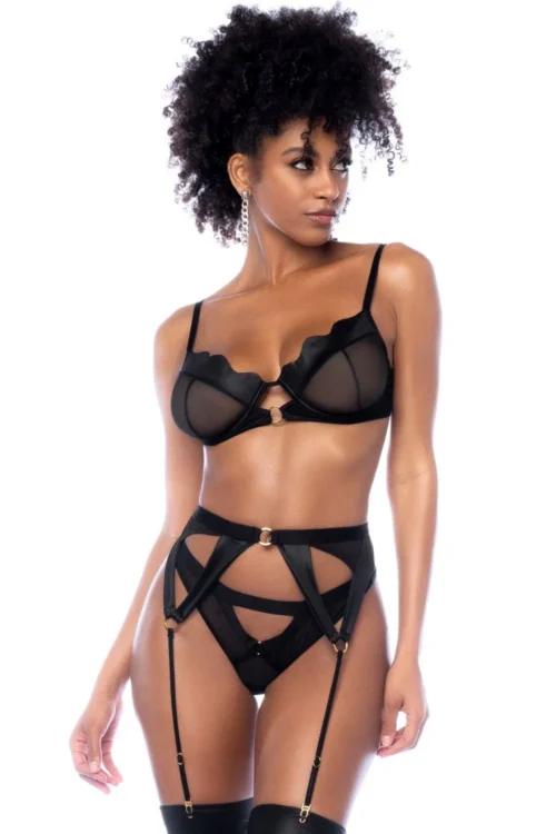 ensemble lingerie trois pièces effet mouillé noir soutiengorge string maille transparente jarretelles réglables anneaux dorés brillant sensuel glamour élégant audacieux