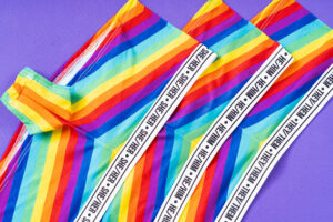 Alex He/Him Shorty Audacieux à Imprimé ArcenCiel et Ceinture Élastique – Image 3