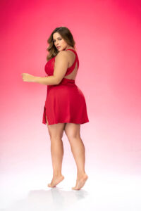 Nuisette sexy rouge éclatant avec dentelle et fentes latérales sensuelles – Image 2