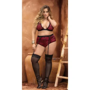 Ensemble lingerie léopard rouge et noir, vue de face, culotte taille haute, jarretelles et bas noirs dentelle.