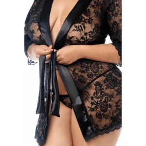 Peignoir dentelle noire vue de face, manches 3/4, ceinture satin, string assorti visible sur modèle grande taille.