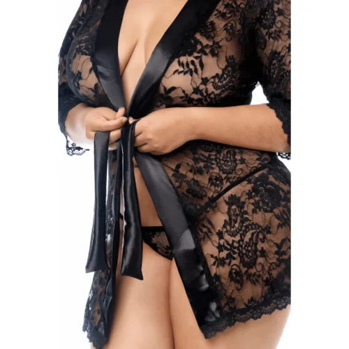 Peignoir dentelle noire vue de face, manches 3/4, ceinture satin, string assorti visible sur modèle grande taille.