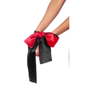 Poignets liés vue de côté, accessoire satin bicolore rouge et noir, nœud large et tissu brillant.