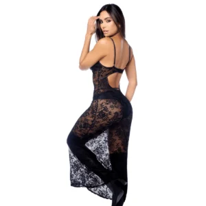 Robe longue noire en dentelle florale, vue de dos, dos nu, fines bretelles réglables, string assorti visible.