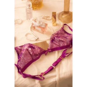 Soutien-gorge violet en dentelle fine avec fils dorés, vue de dessus, bretelles réglables satinées, petit nœud ornemental.