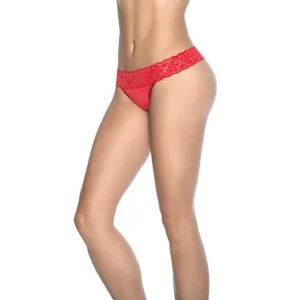 Tanga rouge vue de côté, taille dentelle florale, tissu lisse et sans coutures, style minimaliste et confortable.