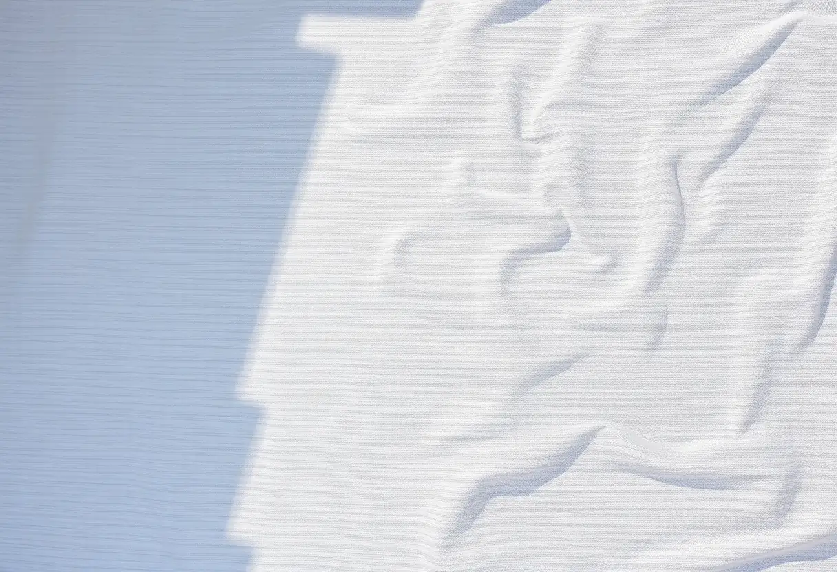 Une doublure transparente avec un motif fin et subtil, évoquant la sophistication et l'élégance féminine.