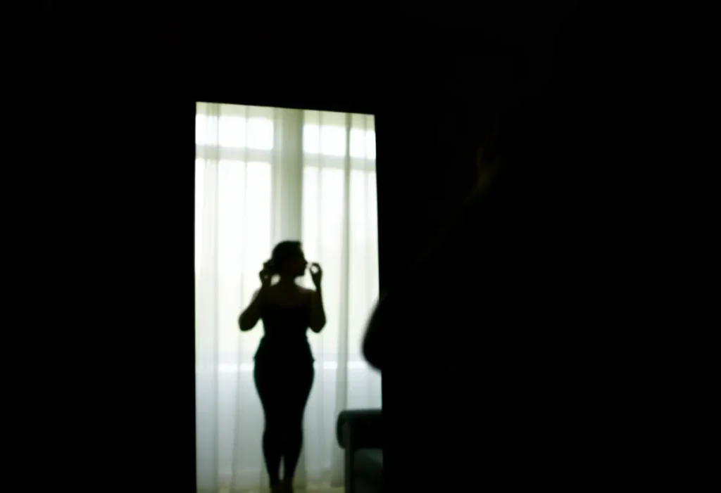 Silhouette d'une femme se regardant dans un miroir, cherchant l'acceptation de soi.