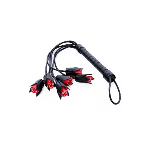 Fouet vue de côté, poignée noire lisse, lanières tressées terminées par fleurs rouges et noires en simili cuir.